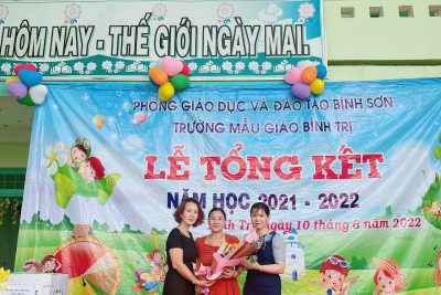 CHIA TAY GIÁO VIÊN NGHỈ HƯU